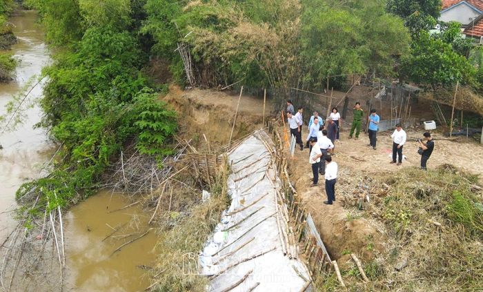 Đoàn kiểm tra thực tế một vị trí xung yếu sông Tân Lâm đã được xã Hòa Trí khắc phục tạm thời.