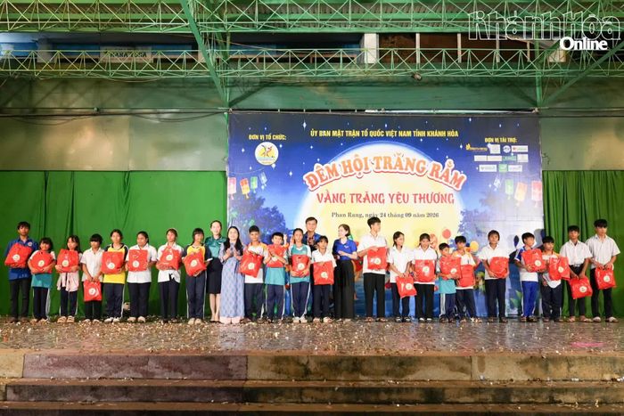 Ban tổ chức và các đại biểu trao quà Trung thu cho thiếu nhi.
