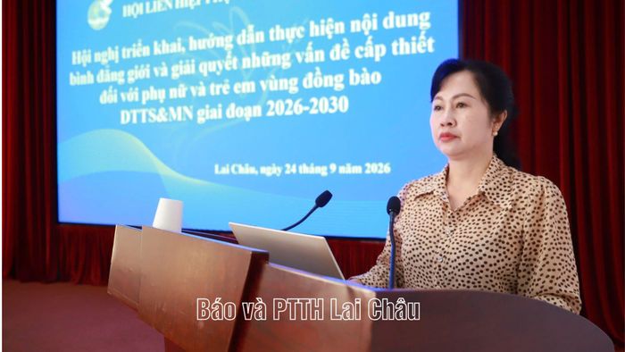 Đồng chí Mùa Thị Lan - Phó Chủ tịch Hội LHPN tỉnh phát biểu tại hội nghị.
