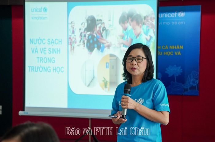 Đại diện UNICEF Việt Nam chia sẻ về tầm quan trọng của nước sạch, vệ sinh và vệ sinh cá nhân với sức khỏe học sinh.