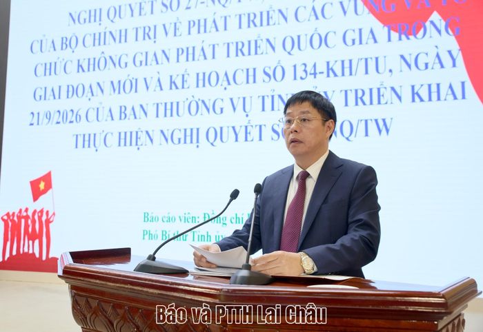 Đồng chí Hà Quang Trung - Phó Bí thư Tỉnh ủy, Chủ tịch UBND tỉnh trình bày chuyên đề Nghị quyết số 27-NQ/TW của Bộ Chính trị và kế hoạch thực hiện của Tỉnh ủy.