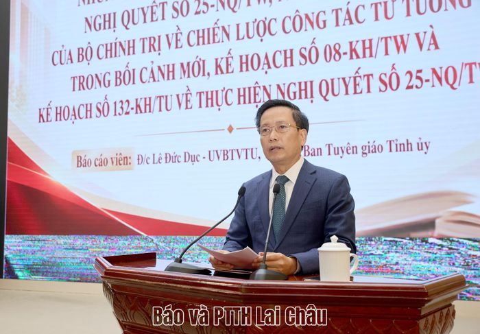 Đồng chí Lê Đức Dục - Ủy viên Ban Thường vụ, Trưởng Ban Tuyên giáo Tỉnh ủy trình bày chuyên đề Nghị quyết số 25-NQ/TW, Chỉ thị số 07-CT/TW của Bộ Chính trị và kế hoạch thực hiện của Tỉnh ủy.