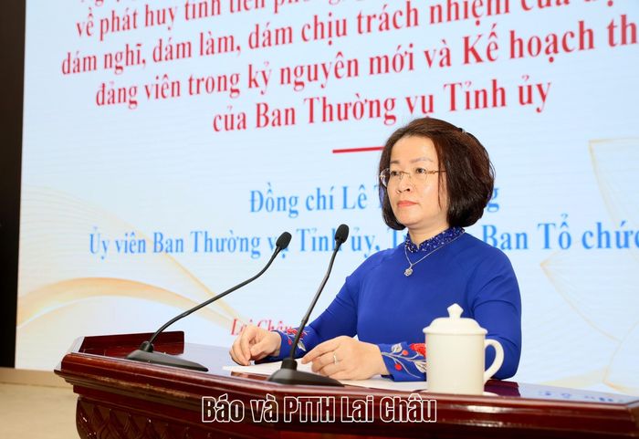 Đồng chí Lê Thị Hường - Ủy viên Ban Thường vụ, Trưởng Ban Tổ chức Tỉnh ủy trình bày chuyên đề Nghị quyết số 24-NQ/TW của Bộ Chính trị và kế hoạch thực hiện của Tỉnh ủy.