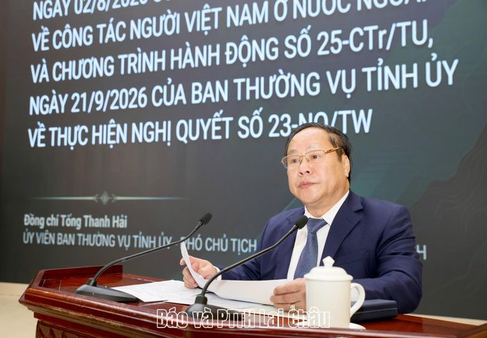Đồng chí Tống Thanh Hải - Ủy viên Ban Thường vụ Tỉnh ủy, Phó Chủ tịch Thường trực UBND tỉnh trình bày chuyên đề Nghị quyết số 23-NQ/TW, Nghị quyết số 26-NQ/TW của Bộ Chính trị và kế hoạch thực hiện của Tỉnh ủy.