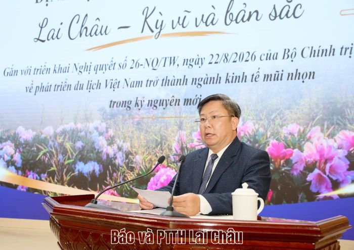 Lãnh đạo Sở Văn hoá, Thể thao và Du lịch tham luận tại hội nghị.