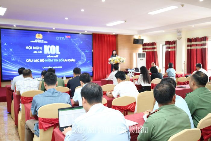 Đại diện Phòng Tuyên truyền, báo chí, xuất bản (Ban Tuyên giáo Tỉnh ủy) trao đổi nội dung “Phát huy vai trò dẫn dắt của KOL, quản trị viên hội, nhóm trong nâng cao sức đề kháng tư tưởng và định hướng dư luận xã hội trên không gian mạng”.