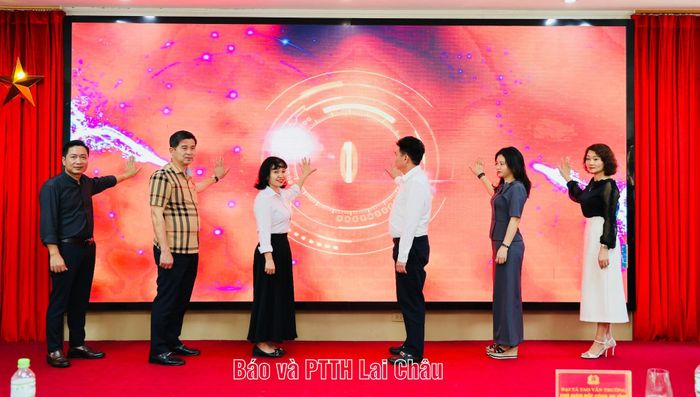 Các đại biểu ấn nút kích hoạt ra mắt Câu lạc bộ Niềm tin số Lai Châu.