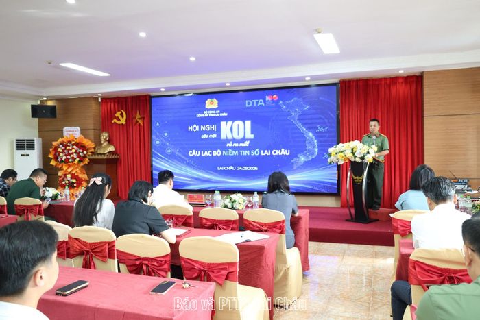 Đại diện Phòng an ninh mạng Công an tỉnh trao đổi các thông tin “Tình hình an ninh mạng và tội phạm sử dụng công nghệ cao” tại hội nghị.