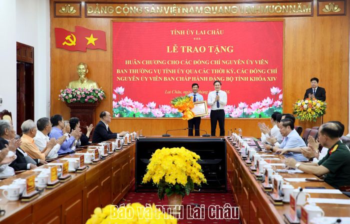 Thừa uỷ quyền của Chủ tịch nước, đồng chí Nguyễn Tuấn Anh - Ủy viên dự khuyết Ban Chấp hành Trung ương Đảng, Phó Bí thư Thường trực Tỉnh ủy trao Huân chương Lao động hạng Nhất cho đồng chí Chu Lê Chinh.