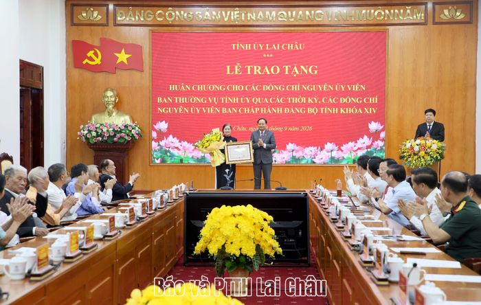 Thừa uỷ quyền của Chủ tịch nước, đồng chí Lê Minh Ngân - Bí thư Tỉnh uỷ, Chủ tịch HĐND tỉnh trao Huân chương Độc lập hạng Nhì cho đồng chí Giàng Páo Mỷ.