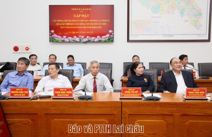 Các đại biểu dự buổi lễ và gặp mặt. 