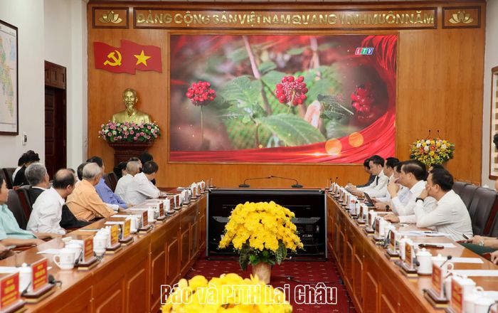 Các đại biểu xem phóng sự. 