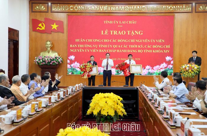 Thừa uỷ quyền của Chủ tịch nước, đồng chí Hà Quang Trung - Phó Bí thư Tỉnh ủy, Chủ tịch UBND tỉnh trao Huân chương Lao động hạng Nhì cho các đồng chí: Phạm Ngọc Phương, Đinh Trung Tuấn. 