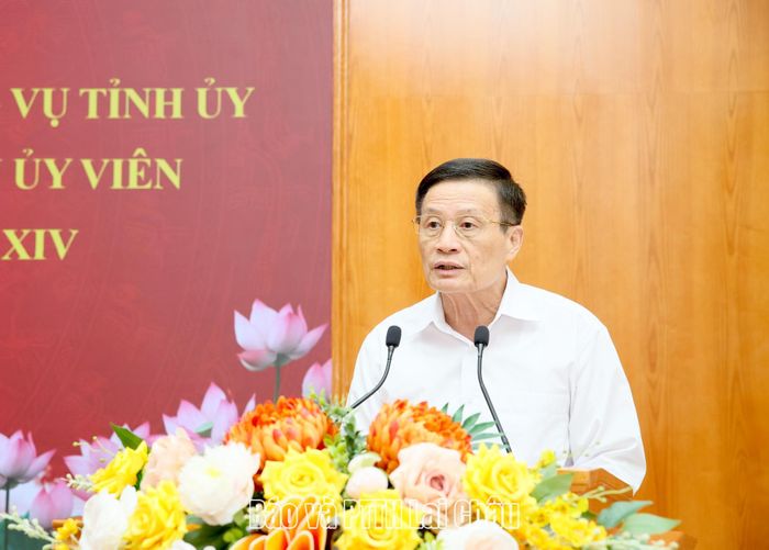 Đồng chí Nguyễn Khắc Chử - nguyên Bí thư Tỉnh ủy phát biểu tại buổi gặp mặt. 