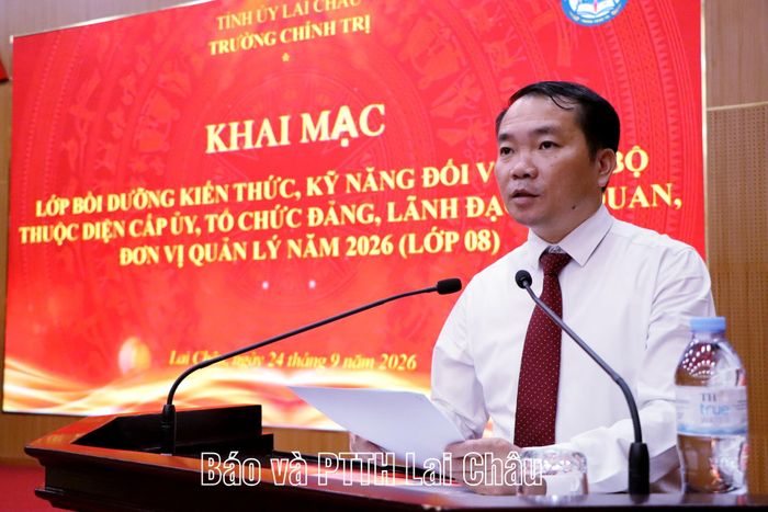 Đồng chí Lê Chí Công - Tỉnh ủy viên, Hiệu trưởng Trường Chính trị tỉnh phát biểu khai mạc lớp bồi dưỡng.