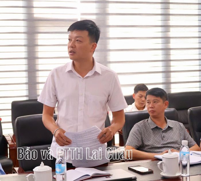Đại diện Sở Văn hoá, Thể thao và Du lịch báo cáo tiến độ công tác chuẩn bị và tổ chức Giải “Bước chân trên mây - Chinh phục con đường đá cổ PaVi năm 2026”.