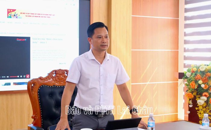 Đồng chí Trần Văn Công - Phó Giám đốc Sở Văn hoá, Thể thao và Du lịch, Phó Trưởng Ban Thường trực Ban Tổ chức giải phát biểu tại cuộc họp.