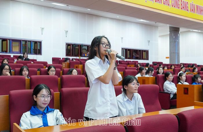 Nữ sinh tham gia đặt câu hỏi tại chương trình.
