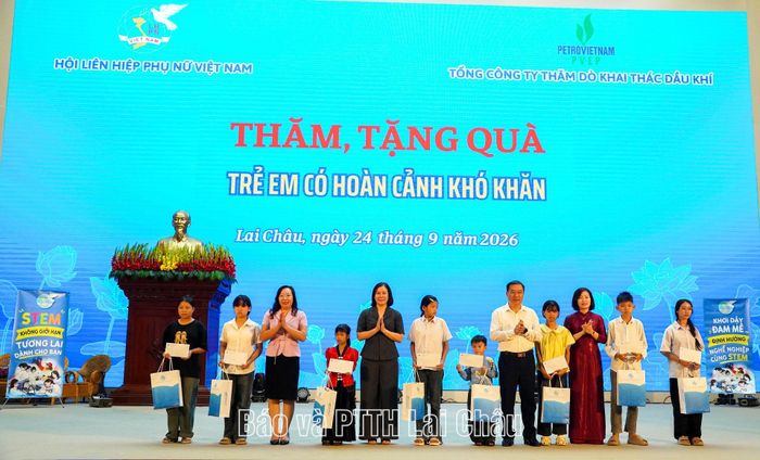 Các đại biểu tặng quà học sinh có hoàn cảnh khó khăn trên địa bàn tỉnh Lai Châu.