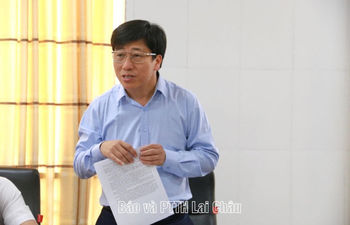 Đồng chí Vương Thế Mẫn - Giám đốc Sở Công thương trình bày báo cáo tại buổi giám sát.
