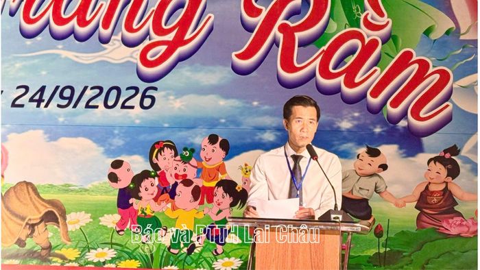 Đồng chí Lê Xuân Dũng - Phó Chủ tịch UBND phường Tân Phong, Trưởng Ban Tổ chức đêm hội phát biểu tại chương trình.