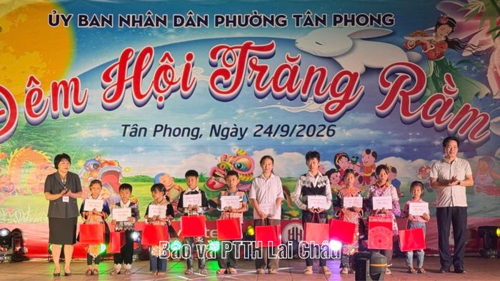 Lãnh đạo phường Tân Phong, đại diện Công ty TNHH một thành viên Hà Hoàng Lai Châu trao quà cho học sinh nghèo vượt khó.