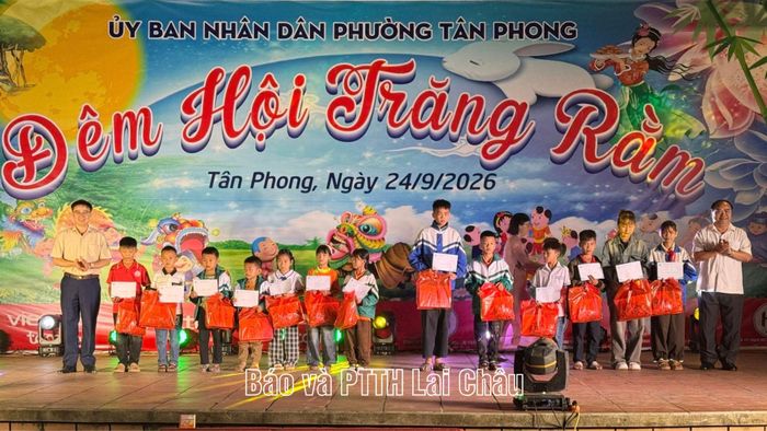 Lãnh đạo phường Tân Phong trao quà cho học sinh nghèo vượt khó.