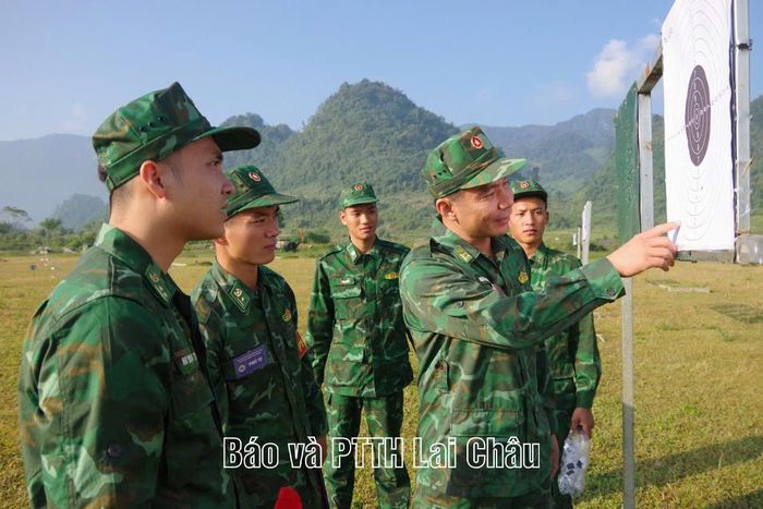 Đại tá Nguyễn Ngọc Ánh - Phó Chỉ huy trưởng, Tham mưu trưởng Ban Chỉ huy BĐBP tỉnh Lai Châu kiểm tra kết quả bắn súng ngắn K54.