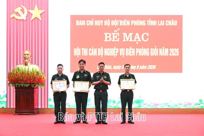 Đại tá Lê Công Thành - Phó Chính ủy Ban Chỉ huy BĐBP tỉnh trao giải thưởng cho 3 cá nhân có thành tích xuất sắc trong hội thi.
