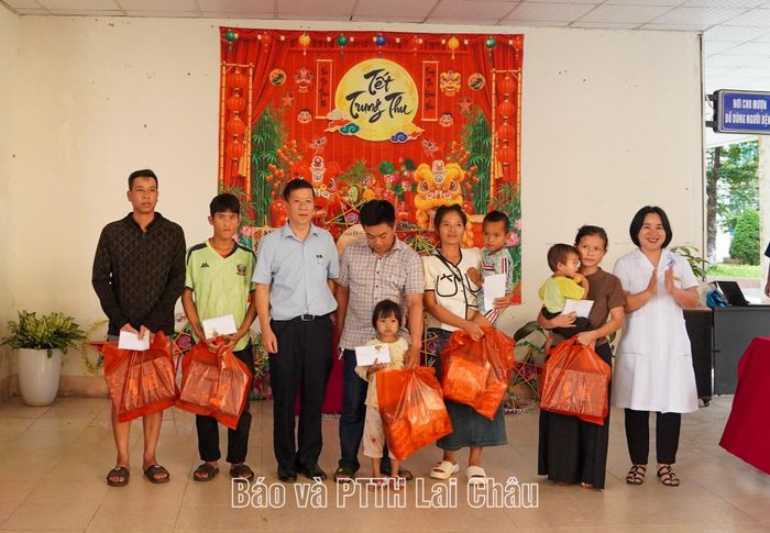Lãnh đạo Bệnh viện Đa khoa tỉnh tặng quà cho bệnh nhi có hoàn cảnh khó khăn.