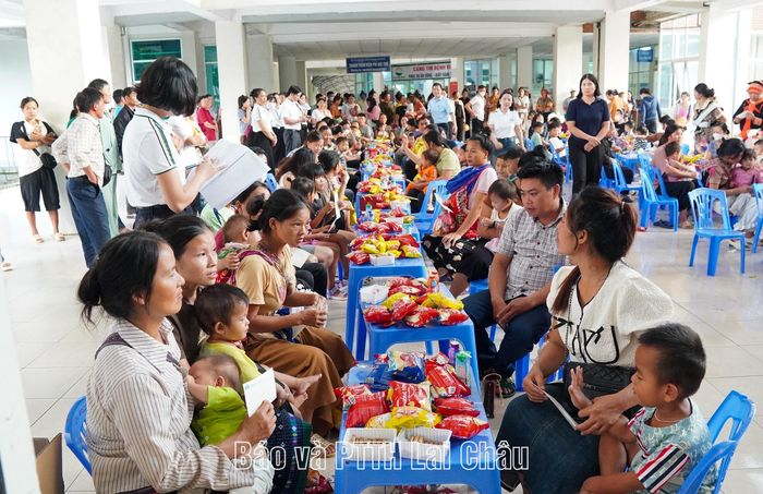 Các bệnh nhi và người nhà tham gia hoạt động phá cỗ trung thu. 