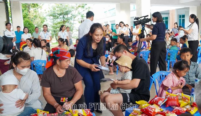 Lãnh đạo Sở Y tế trao quà của Quỹ bảo trợ trẻ em tỉnh cho bệnh nhi.