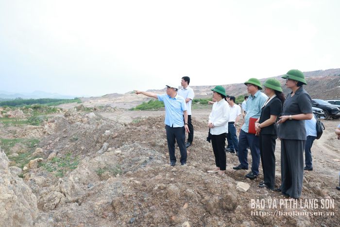 Đoàn công tác tiến hành khảo sát khu vực bãi đổ thải giai đoạn II thuộc Dự án mở rộng nâng công suất mỏ than Na Dương của Công ty Than Na Dương trên địa bàn xã Lợi Bác