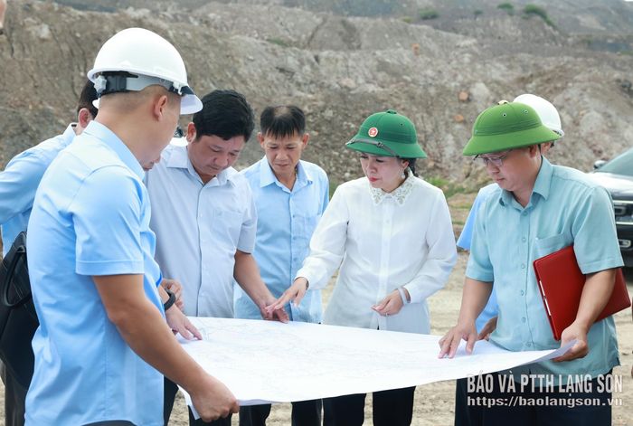 Đoàn công tác tiến hành khảo sát khu vực bãi đổ thải giai đoạn II thuộc Dự án mở rộng nâng công suất mỏ than Na Dương của Công ty Than Na Dương trên địa bàn xã Lợi Bác
