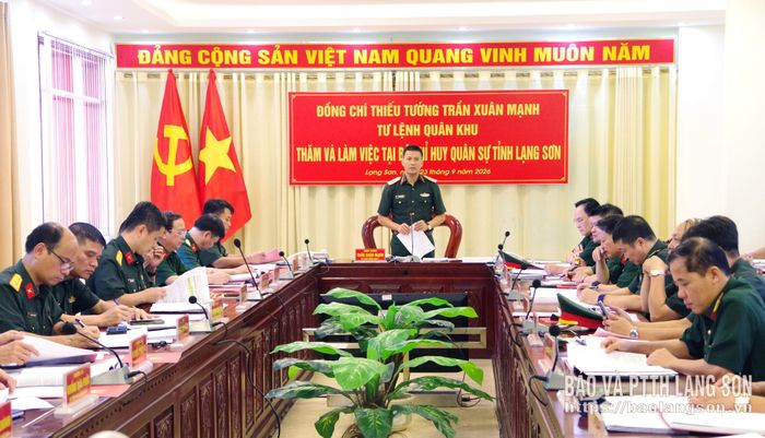 Thiếu tướng Trần Xuân Mạnh, Tư lệnh Quân khu 1 phát biểu chỉ đạo tại buổi làm việc