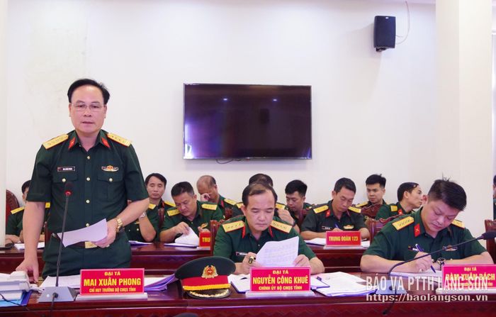 Đại tá Mai Xuân Phong, Uỷ viên Ban Thường vụ Tỉnh ủy, Chỉ huy trưởng Bộ CHQS tỉnh báo cáo kết quả thực hiện nhiệm vụ công tác quân sự, quốc phòng 9 tháng đầu năm 2026