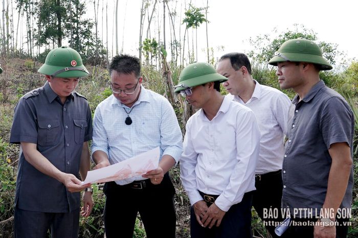 Đồng chí Đinh Hữu Học, Ủy viên Ban Thường vụ Tỉnh ủy, Phó Chủ tịch Thường trực UBND tỉnh nghe nhà đầu tư dự án Cụm Công nghiệp Na Dương 2 trình bày phương án thi công xây dựng dự án