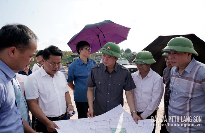 Đồng chí Đinh Hữu Học, Ủy viên Ban Thường vụ Tỉnh ủy, Phó Chủ tịch Thường trực UBND tỉnh trao đổi về phương án thực hiện GPMB của dự án Cụm Công nghiệp Na Dương 1