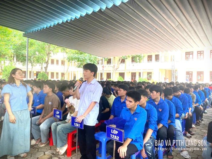 Học sinh Trường THPT Đồng Bành, xã Chi Lăng được tuyên truyền về tác hại của thuốc lá điện tử