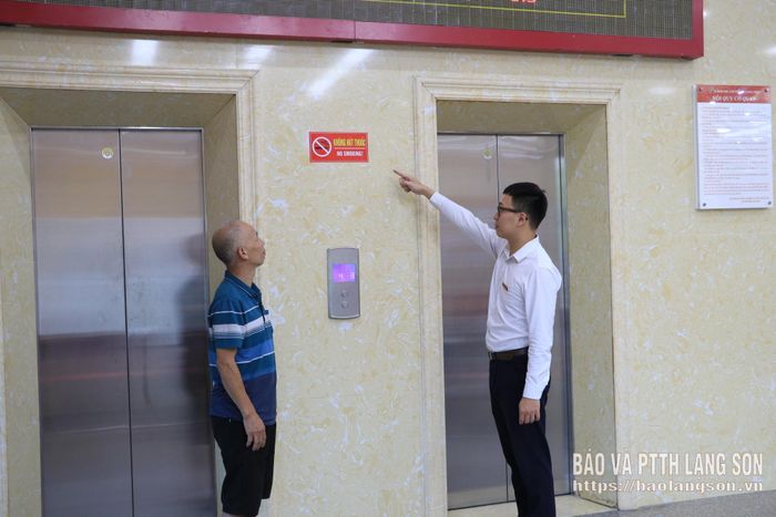 Cán bộ Agribank Lạng Sơn tuyên truyền, hướng dẫn khách hàng thực hiện quy định không hút thuốc