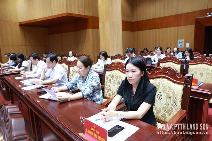 Các đại biểu theo dõi nội dung quán triệt
