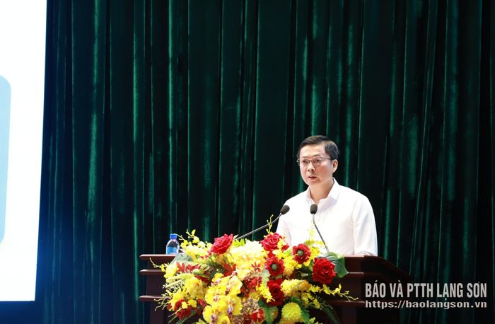 Đồng chí Đinh Hữu Học, Ủy viên Ban Thường vụ Tỉnh ủy, Phó Chủ tịch Thường trực UBND tỉnh quán triệt nội dung tại hội nghị