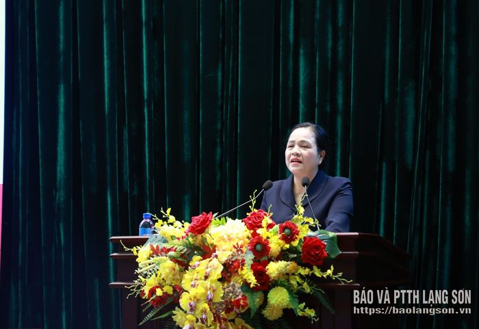 Đồng chí Giáp Thị Bắc, Ủy viên Ban Thường vụ Tỉnh ủy, Trưởng Ban Tổ chức Tỉnh ủy quán triệt nội dung tại hội nghị