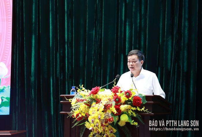Đồng chí Nguyễn Quốc Khánh, Ủy viên Ban Thường vụ Tỉnh ủy, Trưởng Ban Tuyên giáo Tỉnh ủy quán triệt nội dung tại hội nghị