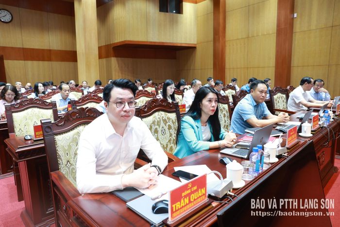 Các đồng chí lãnh đạo tỉnh dự hội nghị