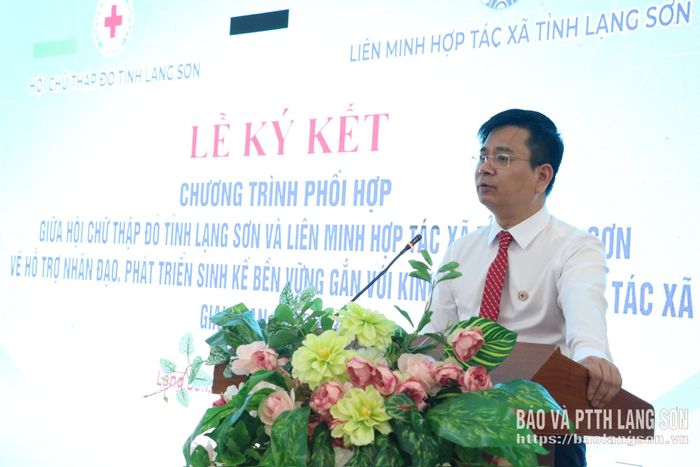 Lãnh đạo Hội Chữ thập đỏ tỉnh phát biểu tại lễ ký kết