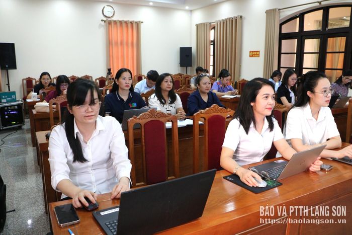 Các đại biểu theo dõi chuyên đề tại lớp bồi dưỡng