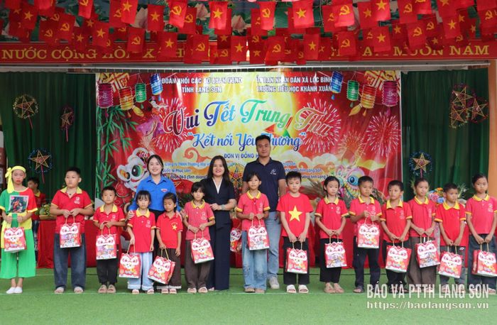 Đại diện Ban tổ chức trao quà cho các em học sinh Trường Tiểu học Khánh Xuân, xã Lộc Bình