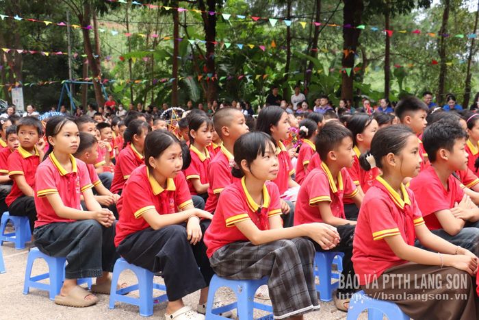 Các em học sinh tham dự chương trình