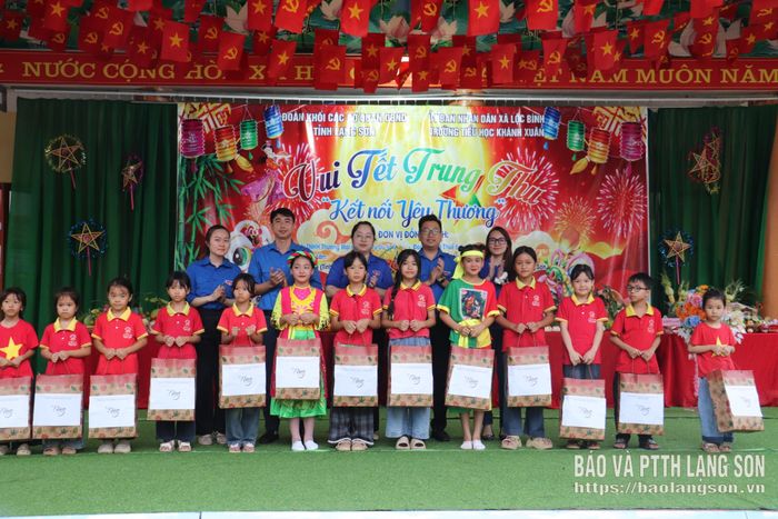 Ban tổ chức trao quà cho đại diện các lớp học